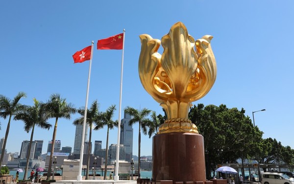 중국의 국기와 홍콩특별행정구역의 국기 (사진=신화통신) ©열린뉴스통신