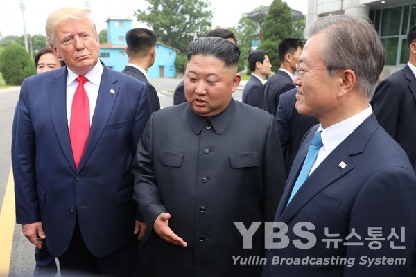 김정은(중앙) 북한 국무위원장, 도널드 트럼프(좌) 미국 대통령, 문재인 대통령(우)(사진=신화통신) ©열린뉴스통신