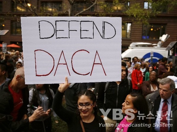2018년 미국 워싱턴 D.C. 국회의사당에서 열린 불법체류 청소년 추방유예(DACA) 프로그램의 수혜자들 및 젊은 이민자들이 시위를 하고 있다. (사진=신화통신 제공) ©열린뉴스통신