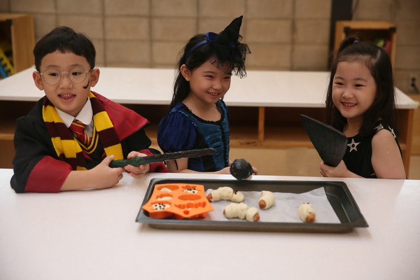 상하농원 체험교실에서 아이들이 할로윈 쿠킹클래스 체험을 진행하고 있다. (사진=상하농원) ©열린뉴스통신