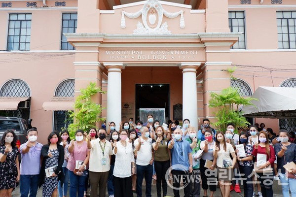지난 23일 필리핀 산후안시 시청사에서 온라인 한국어 과정 수료자80명과 함께 종강식을 진행하였다.©열린뉴스통신