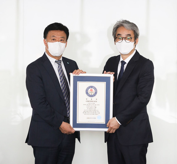 지난 17일 SPC그룹 사옥에서 SPC삼립 박해만 부사장(왼쪽)과 KRI한국기록원 김덕은 원장이 인증서를 들고 기념사진을 찍고 있다.(자료제공=SPC삼립)