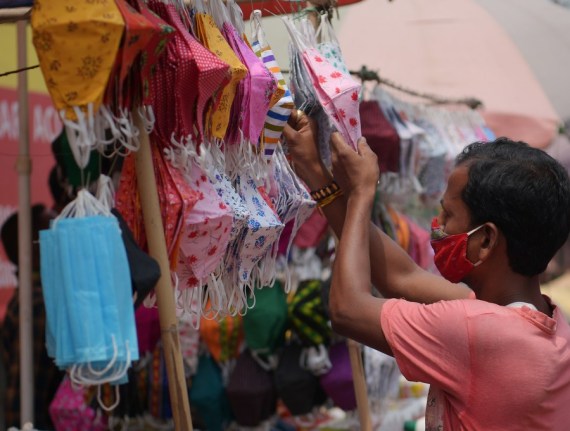 인도의 한 시장에서 한 시민이 마스크를 고르고 있다. [신화통신 제공]