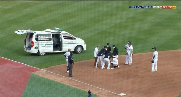 kt 황재균 선수는 24일 수원 KT 위즈파크에서 열린 2021 신한은행 SOL KBO리그 롯데 자이언츠와 맞대결에서 수비 도중 불규칙 바운드 타구에 얼굴을 맞아 큰 부상을 당했다. [MBC 스포츠플러스 방송 캡쳐]
