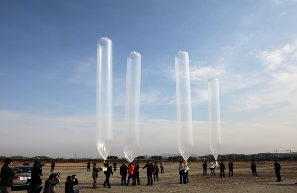 파주에서 한 단체가 북한으로 대북 전단을 실은 거대한 풍선을 발사하고 있다. (사진=신화통신) ©열린뉴스통신