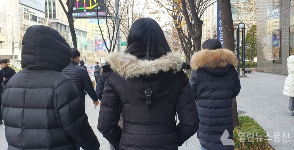 한겨울 추위에 검은 패딩을 입은 시민들.©열린뉴스통신