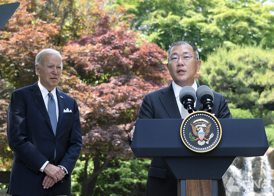 정의선 회장이 바이든 대통령과 22일 기자회견을 하고 있다. (제공=현대차)