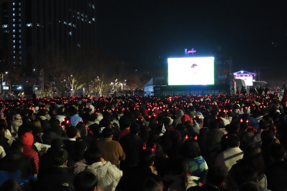 광화문 광장에서 관람 중인 시민들(사진=김한빈 기자)©열린뉴스통신ONA