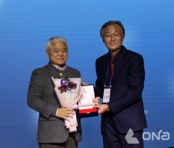 박윤종(왼쪽) (주)윈스테이트 대표가 김학영 '두레울 사회적협동조합' 이사장으로부터 감사패 를 수상하고 있다.(사진=임성규 기자)©열린뉴스통신ONA