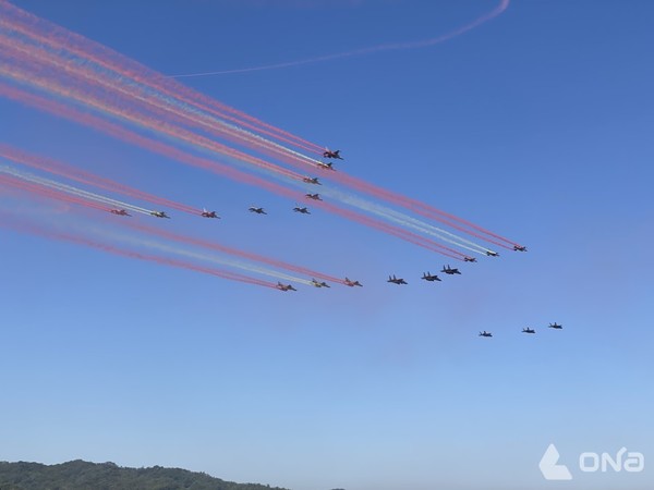 16일 경기도 성남 서울공항에서 열린 서울 아덱스(ADEX) 2023 프레스데이에서 에어쇼가 펼쳐지고 있다. ©열린뉴스통신ONA