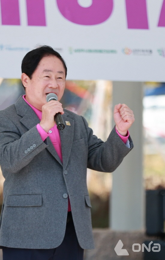 주광덕 남양주시장은 '제2회 청소년 문화 예술 축제 '이음+'에 참석해 축사를 갖고 있다.(사진=남양주시)©열린뉴스통신ONA