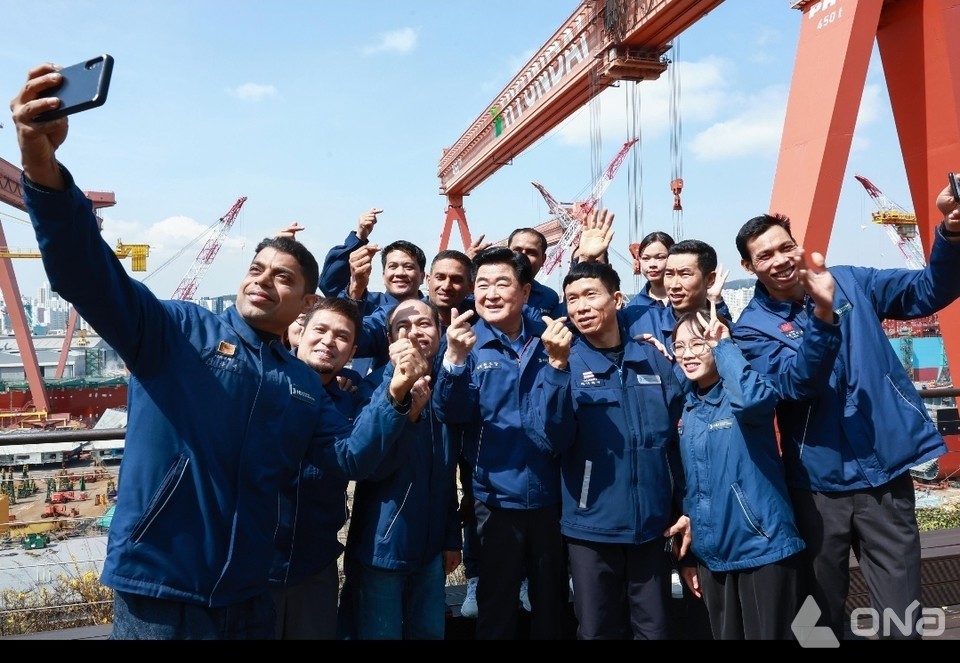 HD현대 권오갑 회장이 외국인 근로자들과 기념 촬영을 하고 있다. (제공=HD현대) ©열린뉴스통신ONA