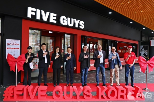 8일 오전 파이브가이즈 서울역 오픈 기념 테이프 커팅식을 진행하고 있다. 좌측부터 피치 파이브가이즈 4호점 직원, 오민우 에프지코리아 대표, 김은희 한화커넥트 대표, 김영훈 한화갤러리아 대표, 조쉬 머렐 파이브가이즈 글로벌 브랜드 스탠다드 총책임, 윌리엄 피처 파이브가이즈 글로벌 수석 부사장, 이안 로스 멕켄지 파이브가이즈 아시아태평양 운영 총괄 부사장, 클로버 파이브가이즈 4호점 직원.(제공=에프지코리아)
