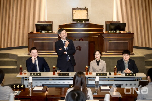 김현택(왼쪽 두 번째)의장이 동화고 학생들의 질문에 답변하고 있다.(사진=남양주시의회)©열린뉴스통신ONA