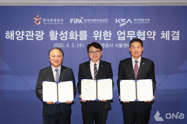 업무 협약식 현장 사진, 왼쪽부터 한국해운조합 김우철 경영지원본부장, 한국관광공사 유진호 관광콘텐츠전략본부장, 한국어촌어항공단 나승진 어촌해양본부장. (제공=한국관광공사)©열린뉴스통신ONA