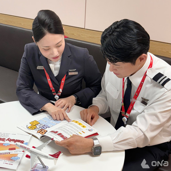 이스타항공 객실 승무원들이 안전 정보 간행물을 읽고 있는 모습. (제공=이스타항공)©열린뉴스통신ONA