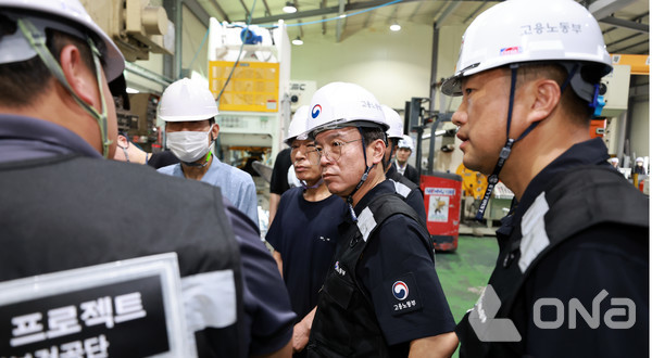 김영훈 고용노동부 장관, 안전한 일터 프로젝트 사업장 현장점검 사진 (제공=고용노동부) ©열린뉴스통신ONA
