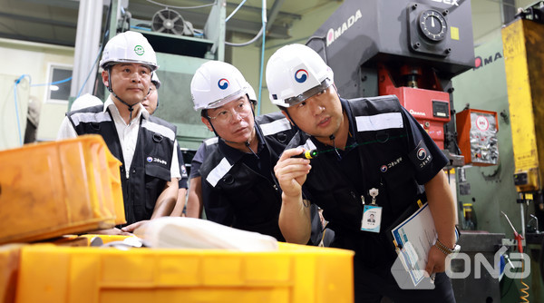 김영훈 고용노동부 장관, 안전한 일터 프로젝트 사업장 현장점검 사진 (제공=고용노동부) ©열린뉴스통신ONA