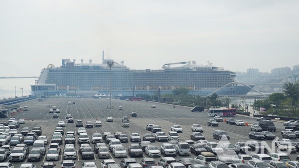 부산항 정박중안 로얄캐리비안크루즈. (제공=크루즈TMK)©열린뉴스통신ONA