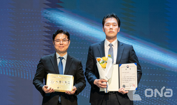 세종대 권현한(오른쪽) 산학협력단장이 2025년 지식재산 경영 우수기관 상장을 들고 기념촬영을 하고 있다. (제공=세종대) ©열린뉴스통신ONA