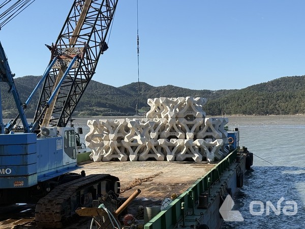 인공어초 투하 장면©신안군