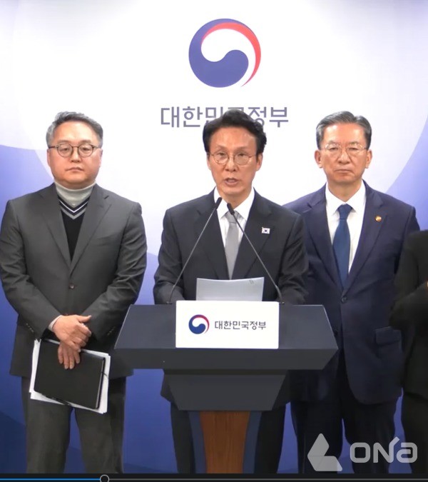 정홍식 법무부 국제법무국장, 김민석 국무총리, 정성호 법무부 장관(캡처=이브리핑)©열린뉴스통신ONA