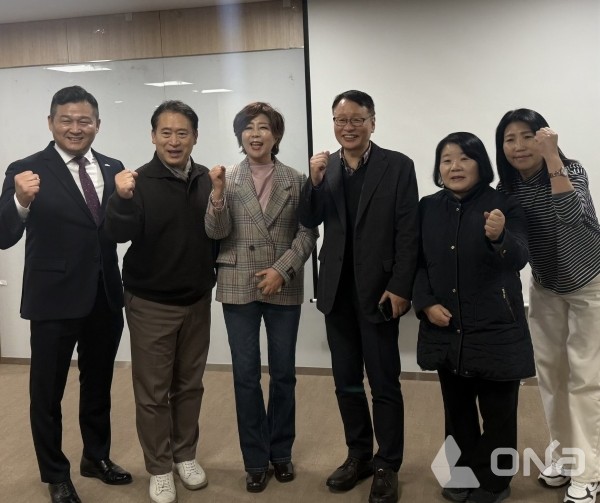 정경자(왼쪽 3번째) 남양주시 경기도의원이 ‘2025년 사회복지종사자 인권보호지원사업 성과보고회’에 참석해 관계자 등과 기념사진을 촬영하고 있다.(사진=남양주시 사회복지사협회)©열린뉴스통신ONA