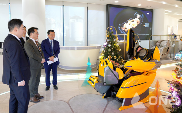 산업통상부 문신학 차관이 웨어러블 헬스케어로봇 733을 살펴보고 있다. (제공=바디프랜드)©열린뉴스통신ONA