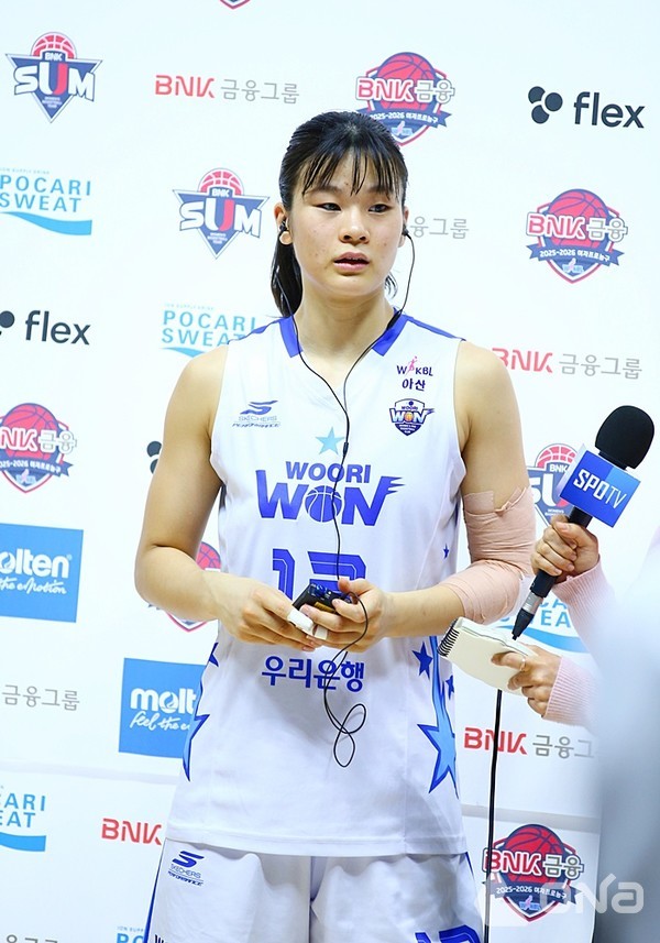 우리은행 변하정이 수훈 인터뷰를 하고 있다.©열린뉴스통신ONA