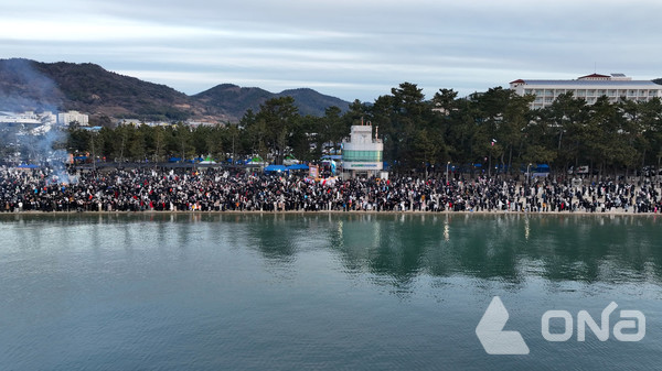 율포솔밭해수욕장 해맞이 인파로 인산인해©보성군
