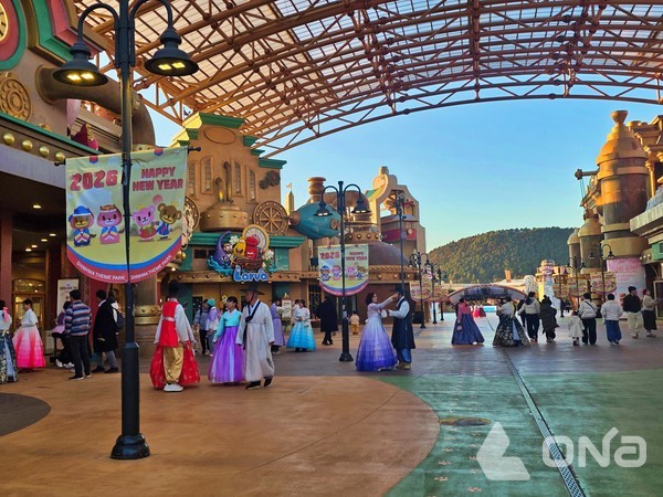 한복을 차려입은 신화테마파크 내 관람객들.©열린뉴스통신ONA