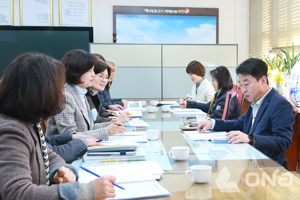 최혁준 경주부시장이 3일 시청에서 국별 현안사업 업무 보고를 받으며 시정 전반을 점검하고 있다.(사진=경주시 제공)
