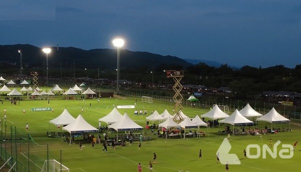 지난해 여름 경주시 알천축구장 일원에서 열린 화랑대기 국제 유소년 축구대회에서 국내외 유소년 선수들이 경기를 치르고 있다.(사진= 경주시 제공)지난해