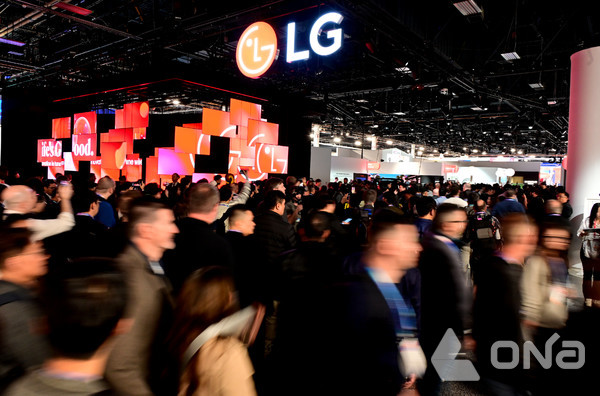 6일(현지 시간) 미국 라스베이거스에서 열리고 있는 LG전자 전시관에 관람객들이 북적이고 있다. (제공=LG전자) ©열린뉴스통신ONA