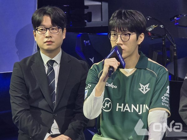 브리온의 김상수 감독과 '캐스팅’ 신민제 선수.©열린뉴스통신ONA