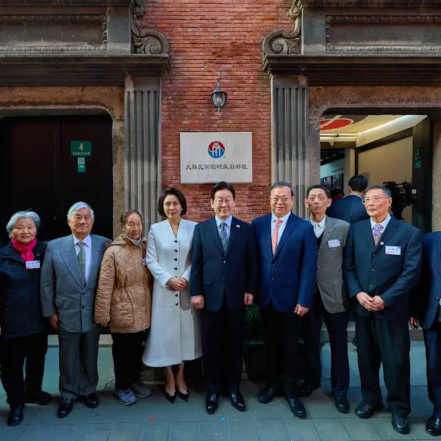 대한민국 임시정부 상하이 청사를 방문한 이재명 대통령 부부와 독립유공자 후손(사진=KTV SNS)©열린뉴스통신ONA
