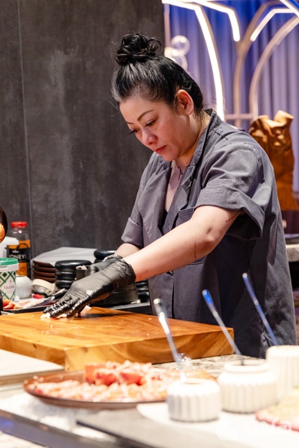 NYX의 마리 조 상랍 카마리스타 총괄 셰프가 오픈 키친에서 요리를 준비하고 있다.(제공=바이킹 그룹)