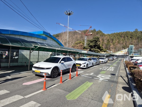 밀양역 택시승강장에서 대기 중인 택시들의 모습(사진=제공=밀양시 제공)©열린뉴스통신ONA