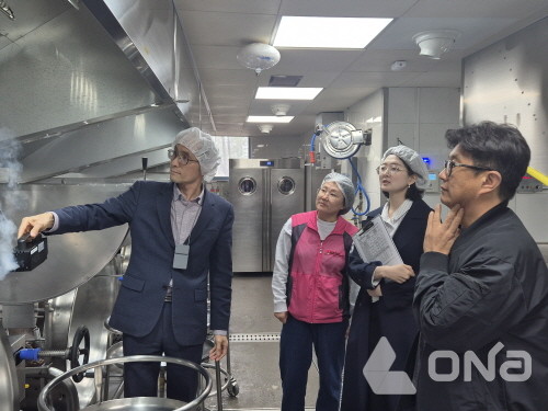 1일 안산시 지역 한학교에서 장윤정 의원 등이 경기도형 환기시설의 운영실태를 점검하고 있다.(사진=경기도의회 제공) ©열린뉴스통신ONA
