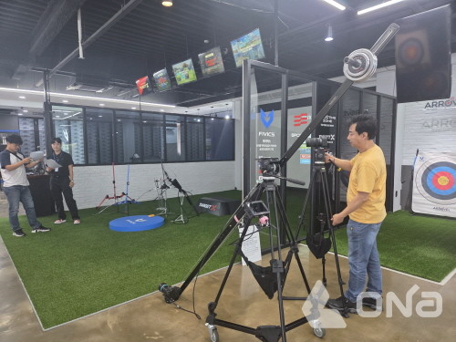 수원시가 17일까지 2026 중소기업 수출홍보 간소화 사업 참여기업을 모집한다. 사진은 실제 영상 촬영 모습.(사진=수원시 제공) ©열린뉴스통신ONA