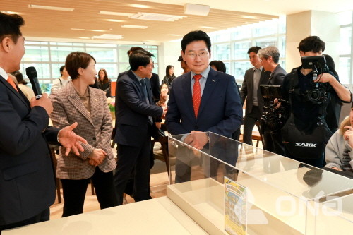 2일 개관한 기흥구 동백미르휴먼센터 시설을 이상일 시장, 유진선 의장 등이 둘러보고 있다.(사진=용인시 제공) ©열린뉴스통신ONA