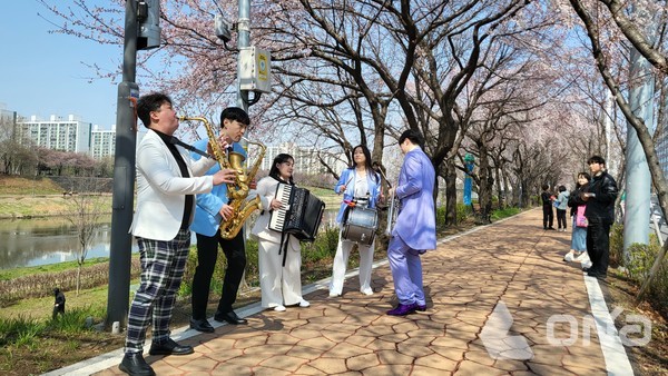 2025 안양천 벚꽃 퍼레이드 공연/제공=금천구청©열린뉴스통신ONA