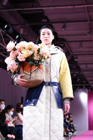 [포토] 줄라이칼럼(JULYCOLUMN) SFW 런웨이 &quot;장인의 손길이 담긴 섬세한 라인... - 뉴스 썸네일 이미지